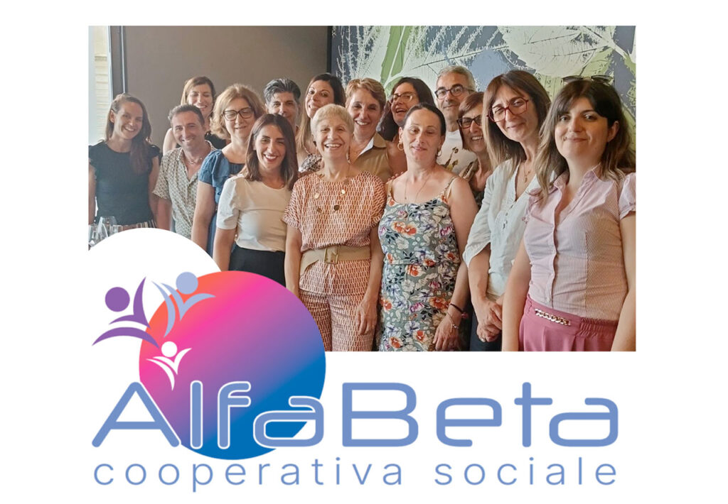 Alfabeta cooperativa sociale foto di gruppo con logo